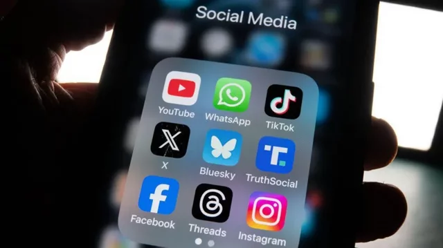 FACEBOOK, INSTAGRAM AND WHATAPP  DOWN IN META OUTAGE.