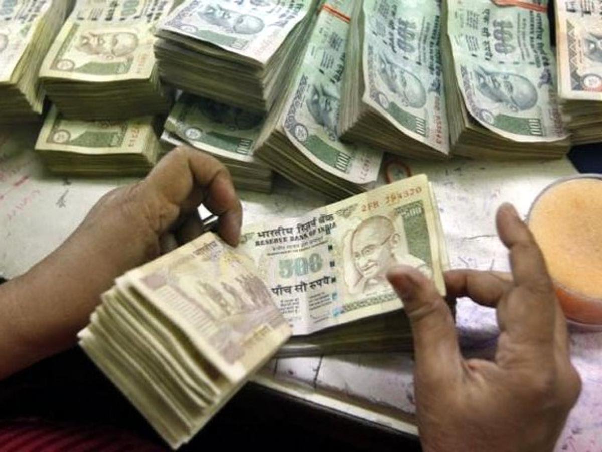 Pakistan Tightens Cash Dollar Sales in Bid to Curb Outflow and Support Rupee.